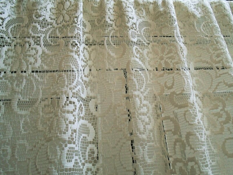 Vintage French Single White Polyester Lace Curtain, Length 2.0 M, Width 1.44 M (One Large Hem Of 13 Cm)