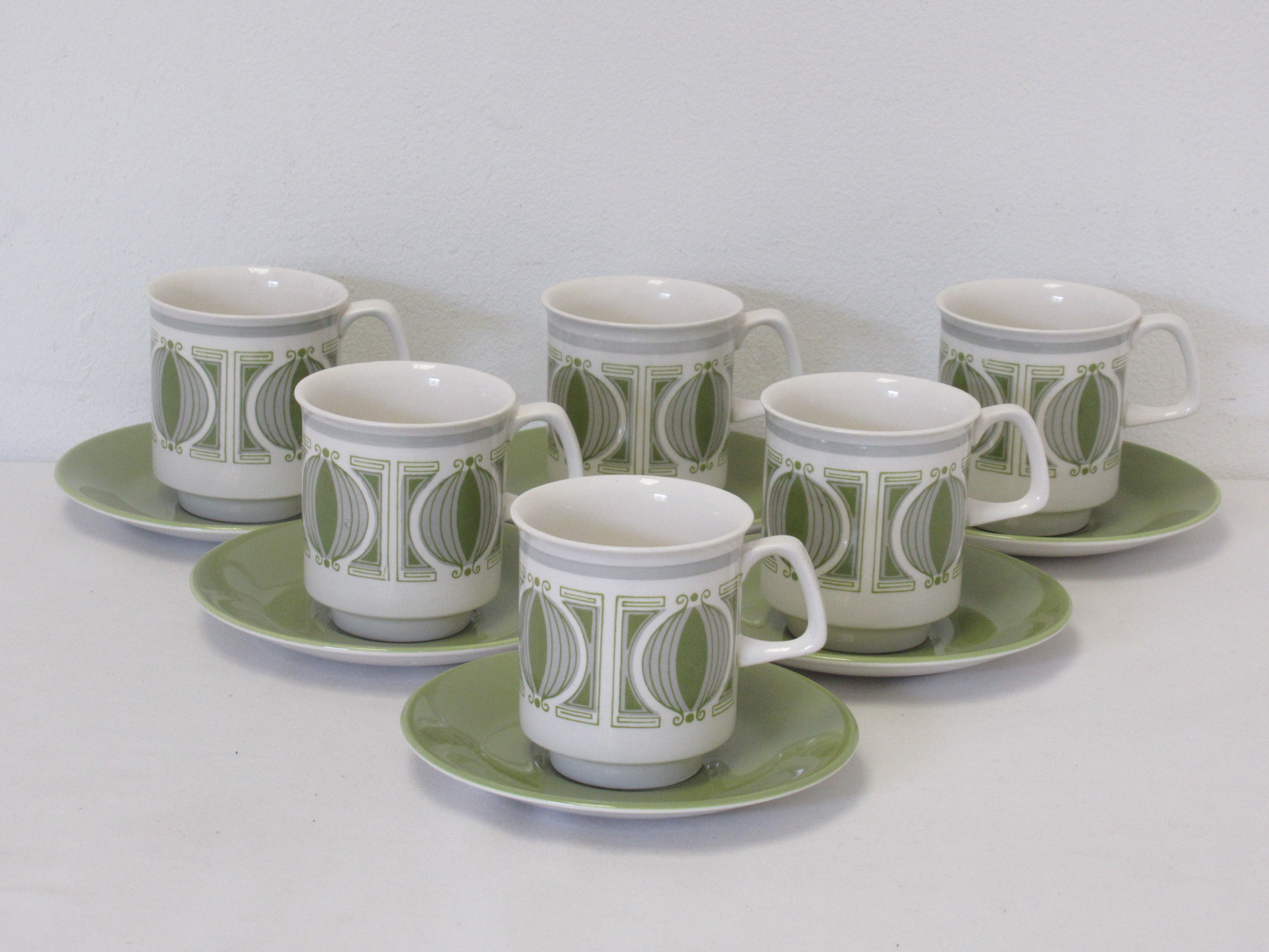 Crown Devon Fieldings Vintage Coffee Cups and Saucers x 2 Crown Devon Fieldings Vintage Coffee Cups and Saucers x 2