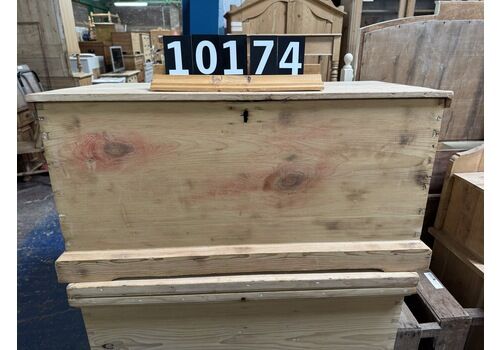 Flat Top Antique Pine Blanket Box (10174)