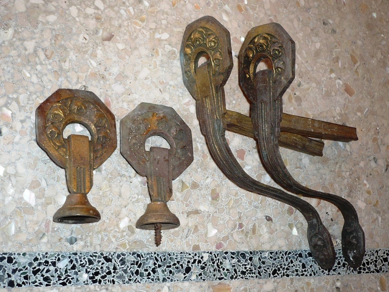 Set Of 2 Art Deco Curtain Tie Backs And 2 Curtain Finials In Gilt