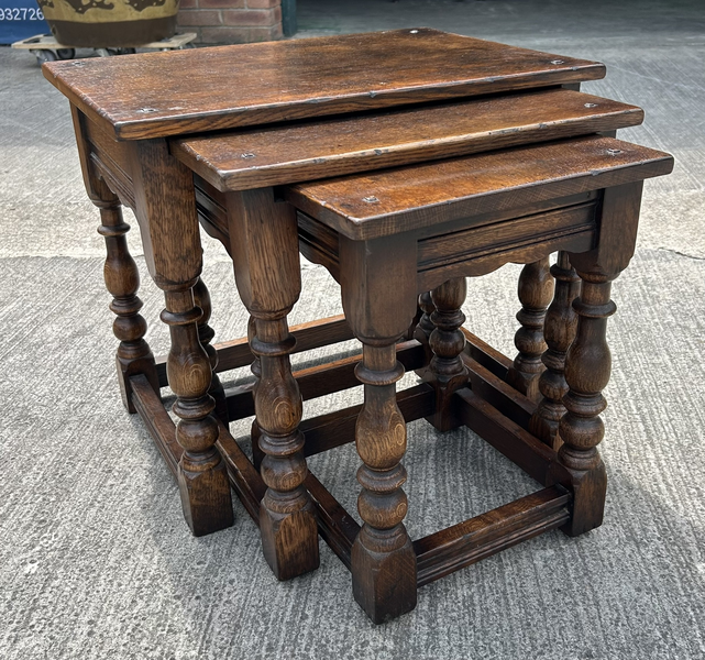 Good Quality Jacobean Style English Country Oak Peg Detailing Nest Of 3 Tables
