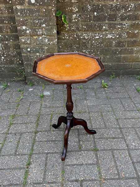 Vintage Wine Table, Side Or Lamp Table   Gorgeous 1980s Table Original Finish & The Original Brown And Gold Leatherette Top