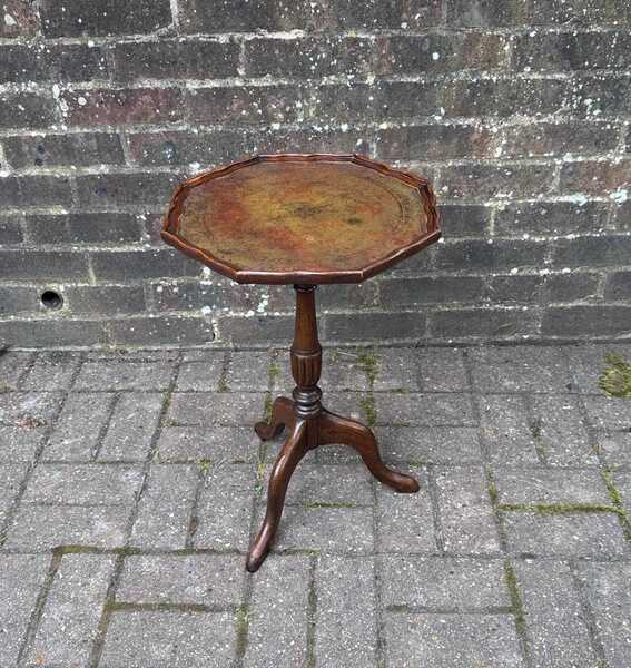 Antique Leatherette Top Tripod Table – Octagonal Mahogany Wine Or Occasional Table With Vinyl Top, Georgian Style, 1980s