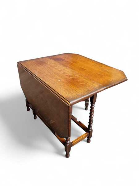 Antique English Oak Drop Leaf Table / Barley Twist / Dates From Around The 1880s / 6 8 Seats