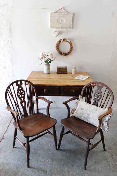 Charming Pair Of Engish Elm And Oak Wheel Back Farmhouse Carver
