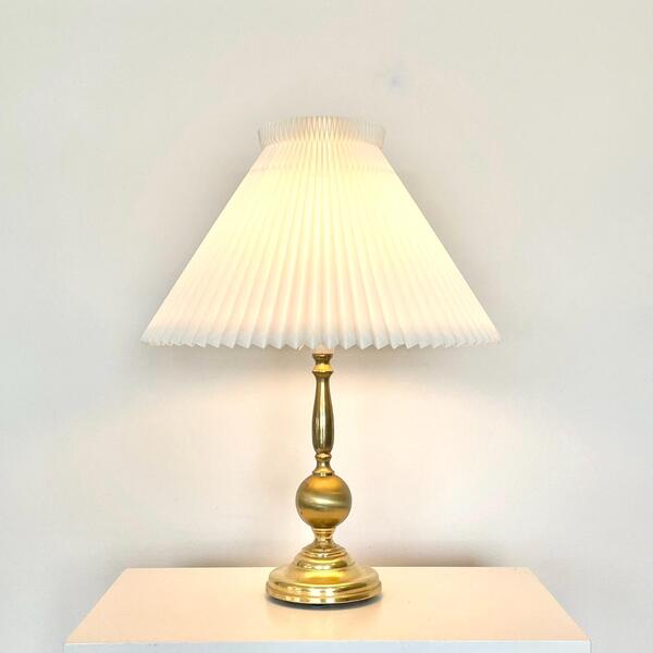Vintage Danish Mid Century Large Brass Design Table Lamp In Organic Shapes With Original Le Klint White Pleated Shade