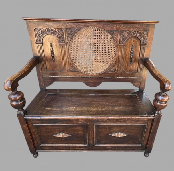 An Early C20th Oak Settle With Hinged Lid