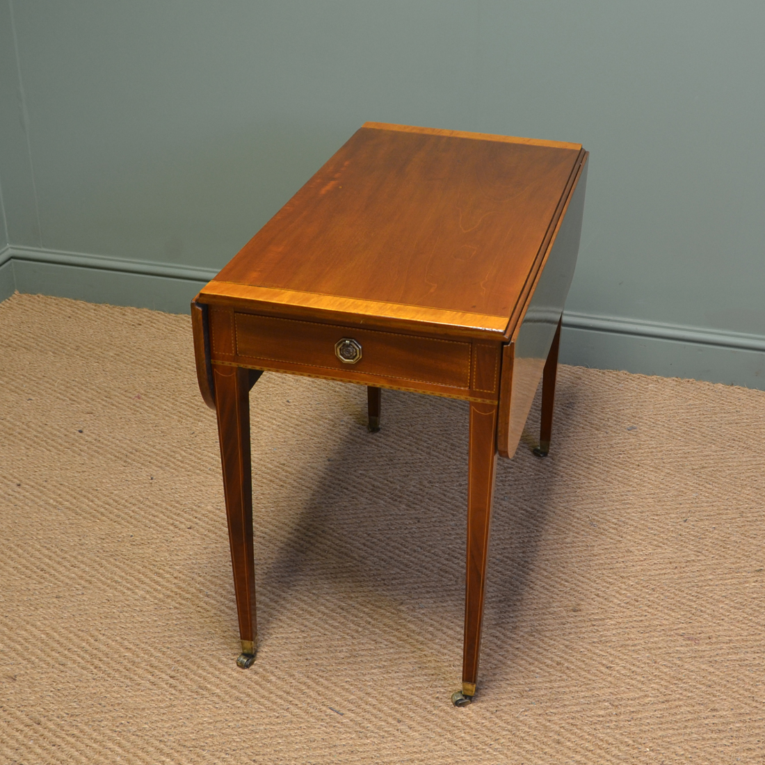 Elegant Victorian Walnut Antique Drop Leaf Table Elegant Victorian Walnut Antique Drop Leaf Table
