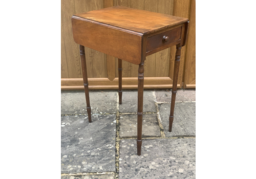 A Dainty Early 19th Century Mahogany Pembroke Or Lamp Table
