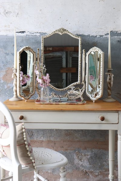 Beautiful Vintage 1950s Cream And Gold Triple Crested Dressing Cream And Gold Triple Crested Dressing