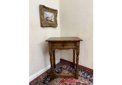 Fabulous Quality Oak Neat Sized Single Drawer Accent Table/Side Table