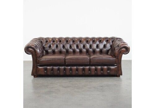 Luxurious And Charming 3 Seater Cowhide Chesterfield Sofa In English Style With A Timeless Look In A Warm Brown Color Scheme
