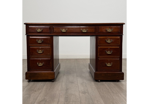 Antique 19th Century Good Quality Pedestal Desk In Mahogany