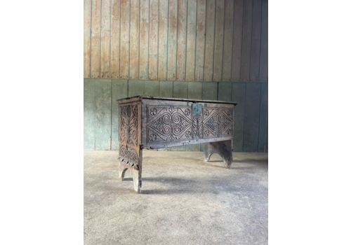 Elizabethan Plank Chest, 1700s