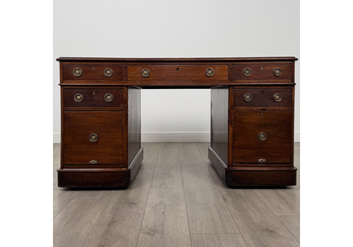 Antique 19th Century Good Quality Pedestal Desk In Mahogany