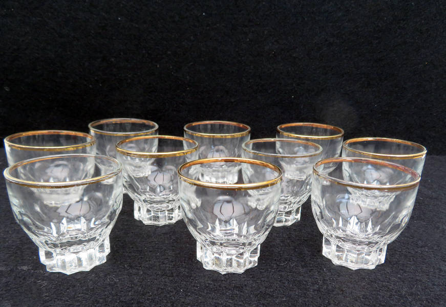 Five beautiful little French vintage liqueur glasses Moroccan design decorated with white design and a gold rim