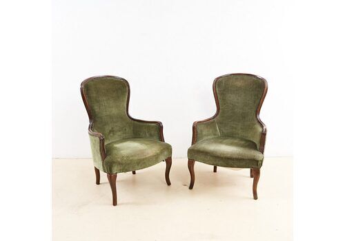 Paar antieke walnoten fauteuils met groene fluwelen zitting