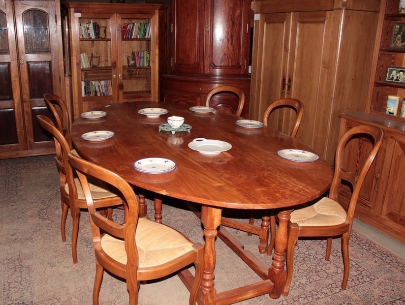 Oval Drop Leaf Table In Blond Mahogany