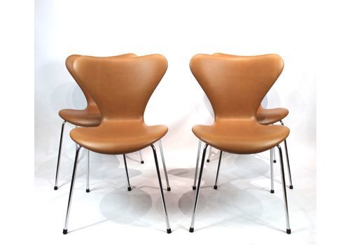 A Set Of 4 Seven Chairs, Model 3107, Designed By Arne Jacobsen And Manufactured By Fritz Hansen.
