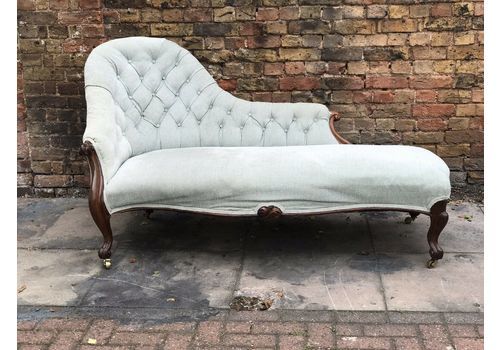Victorian Chaise Longue In Mahogany With Cabriole Legs And On Brass Castors